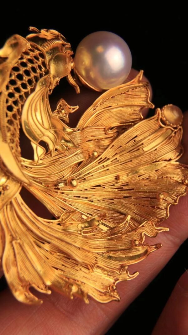 Auspicious goldfish pearl brooch