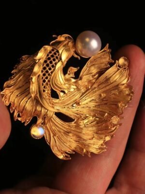 Auspicious goldfish pearl brooch