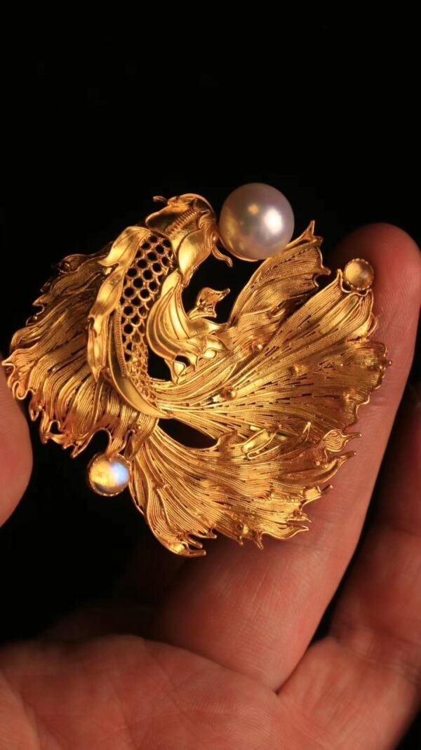 Auspicious goldfish pearl brooch