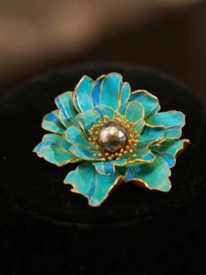 Blooming gold heart Lotus brooch