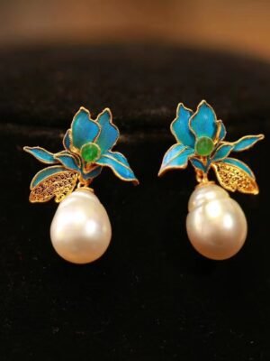 Flower and pearl earring