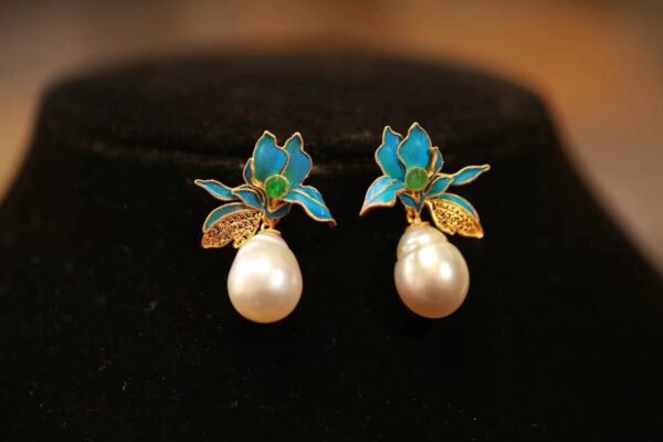 Flower and pearl earring